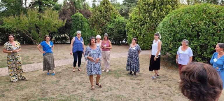 Ivoti de Zutter qui accompagne un groupe de femmes en extérieur