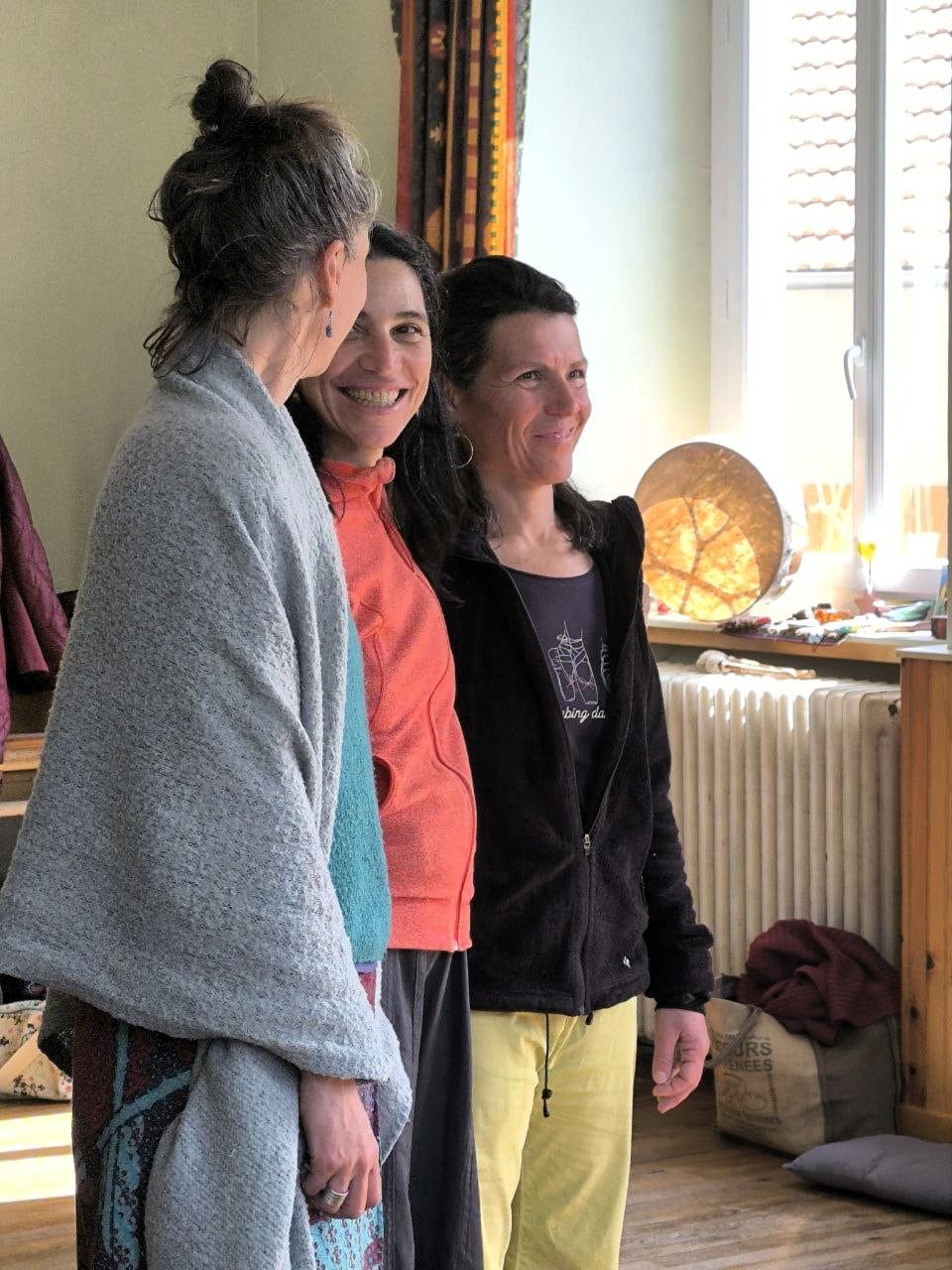 personnes souriantes en constellations systémiques familiales